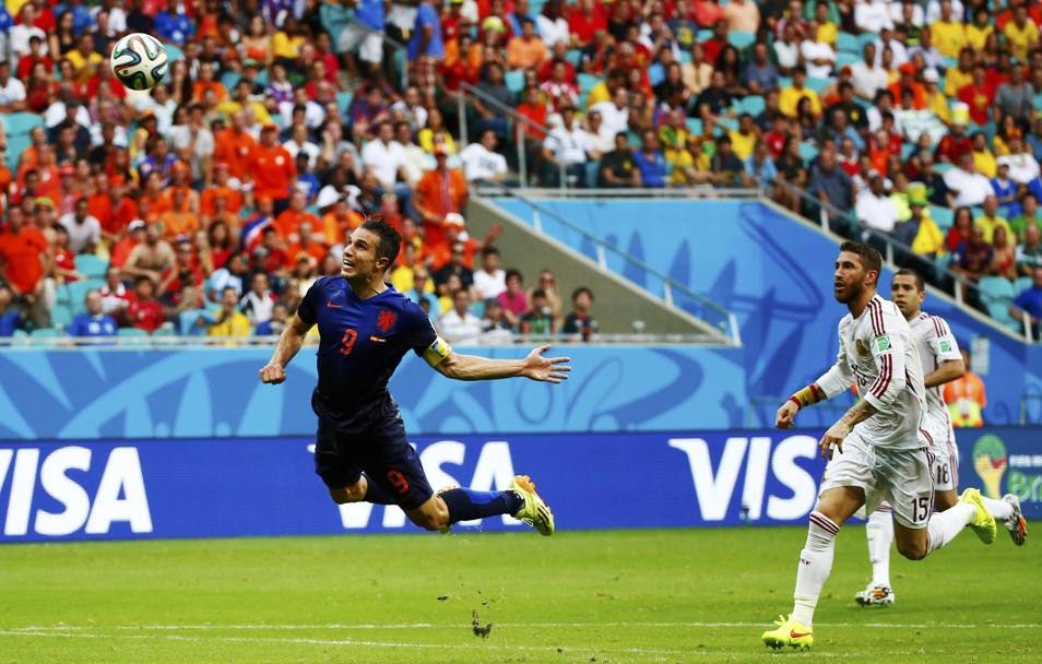 Spagna-Olanda, minuto 43 del primo tempo: Robin van Persie segna l&#39;1-1 con un meraviglioso colpo di testa in tuffo su assist di Blind dalla sinistra. Reuters
